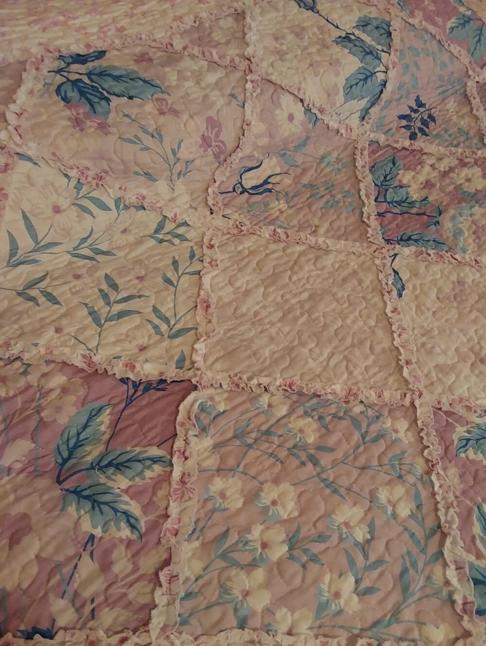 🌺 Vintage Ruffled Floral Patchwork Quilt/Bedspread